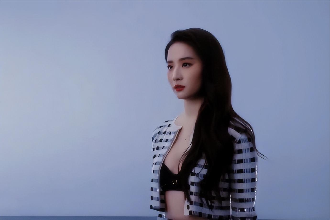 美女最新造型，时尚潮流的引领者